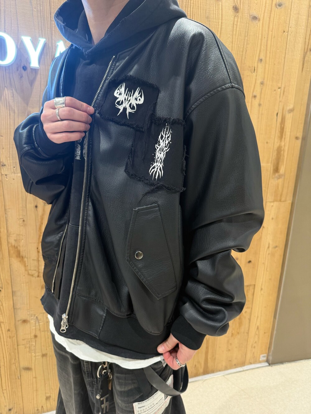 ブラック系のMA-1、ブラック系のスニーカーを着用したメンズの冬コーディネートの5枚目の写真