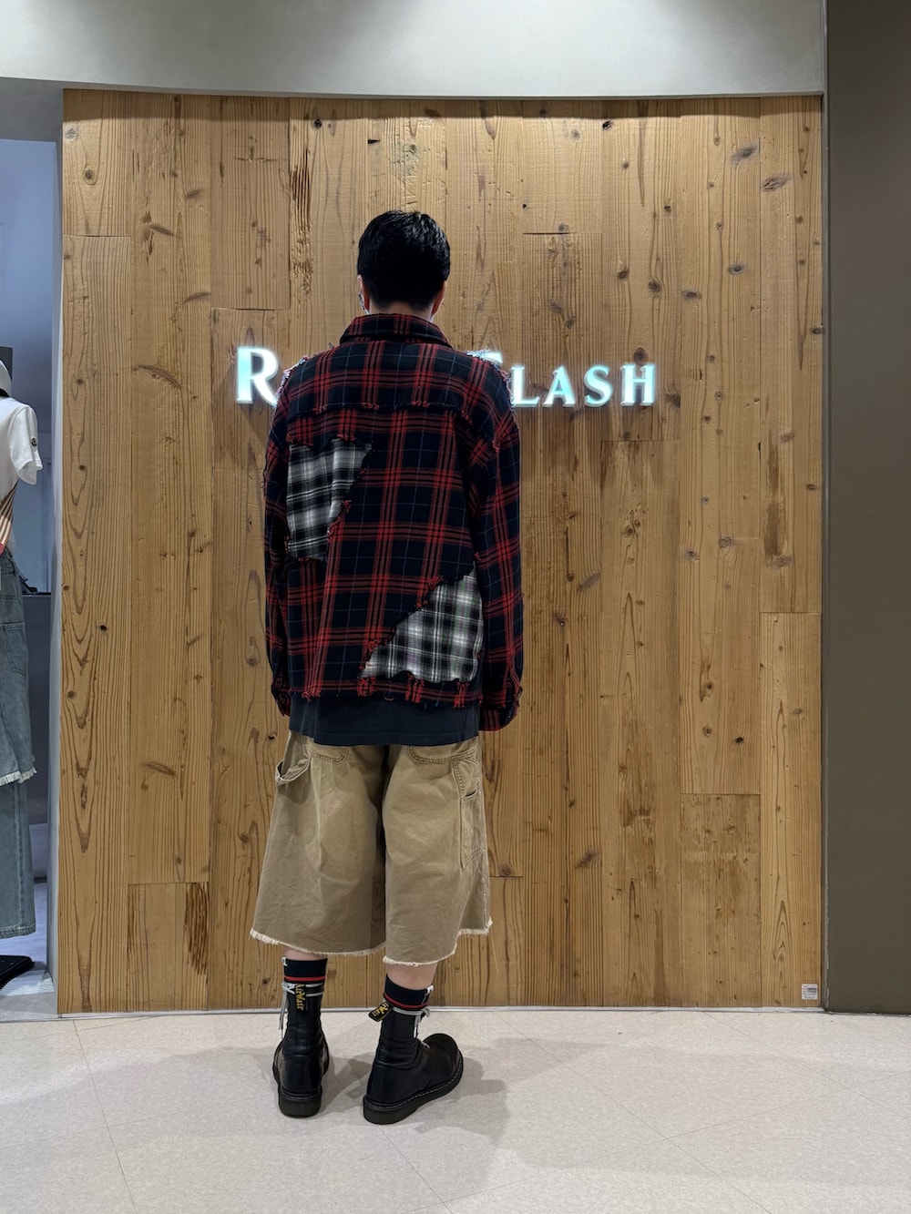 ベージュ系のその他パンツ、レッド系のシャツ/ブラウスを着用したメンズの夏コーディネートの3枚目の写真