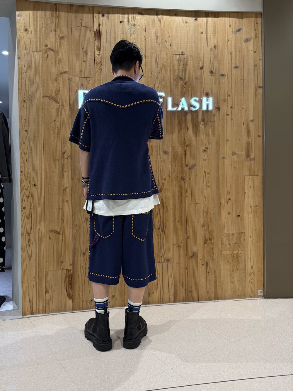 ブルー系のその他パンツ、ブルー系のシャツ/ブラウスを着用したメンズの春コーディネートの2枚目の写真