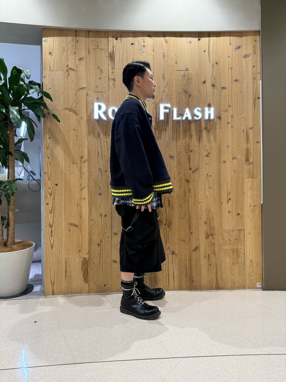 ブルー系のシャツ/ブラウス、ブラック系のカーゴパンツを着用したメンズの秋コーディネートの3枚目の写真