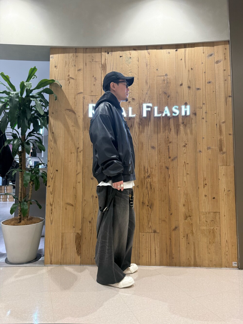 ブラック系のMA-1、ブラック系のスニーカーを着用したメンズの冬コーディネートの4枚目の写真