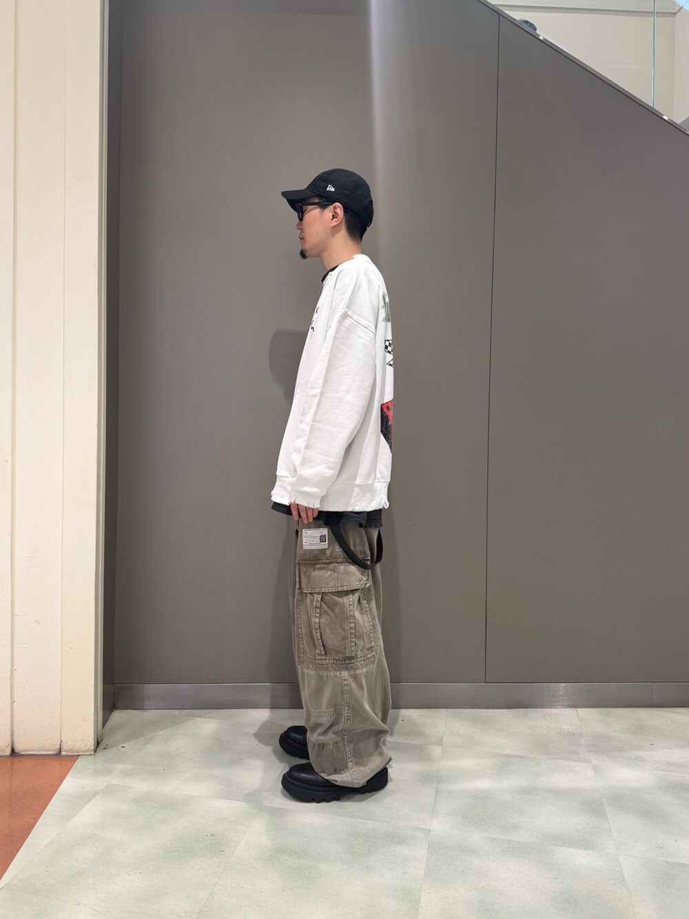 ホワイト系のスウェットを着用したメンズの冬コーディネートの3枚目の写真