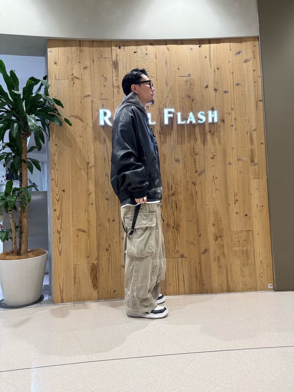 ブラック系のパーカーを着用したメンズの秋コーディネートの4枚目の写真