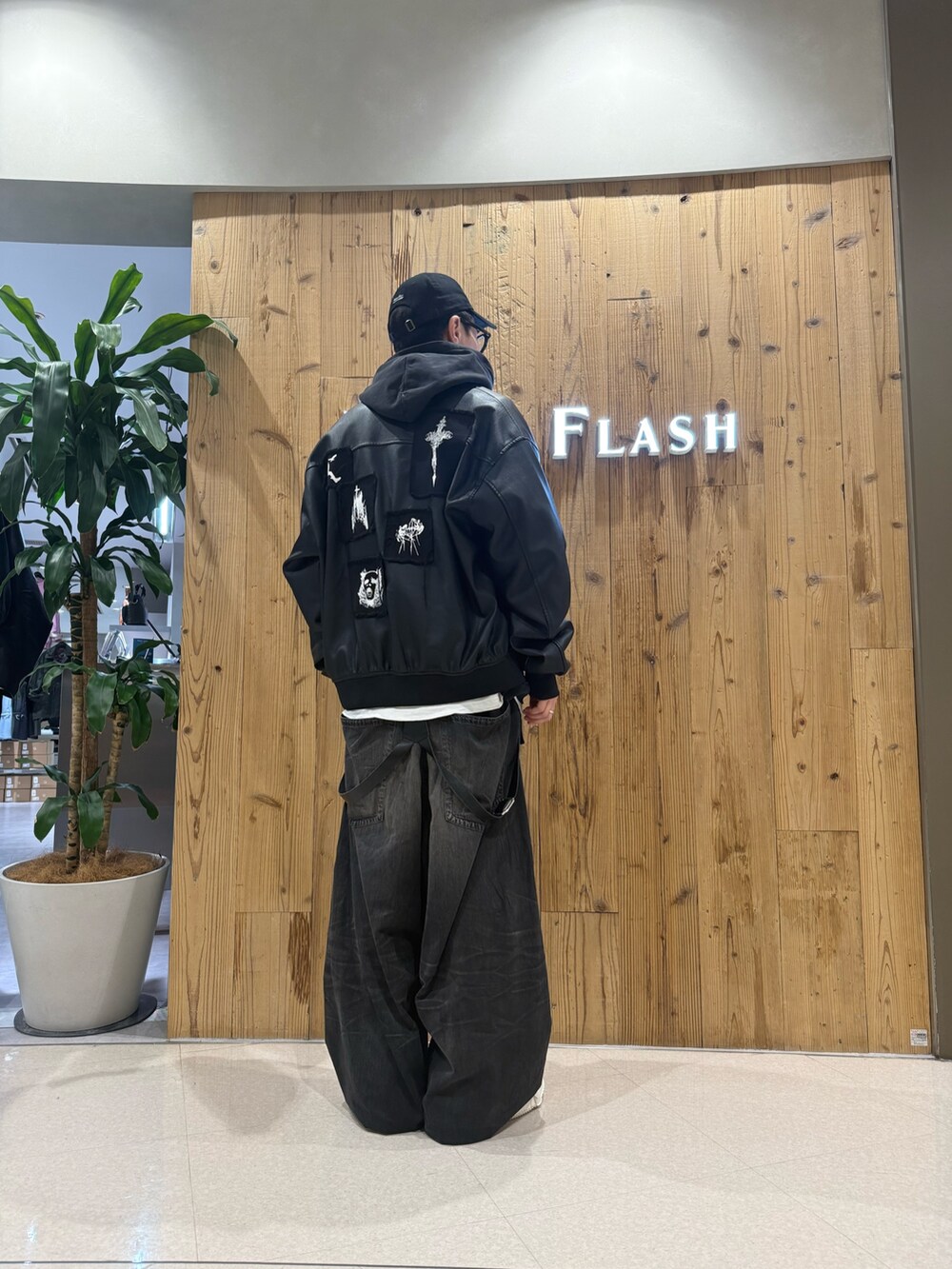 ブラック系のMA-1、ブラック系のスニーカーを着用したメンズの冬コーディネートの2枚目の写真