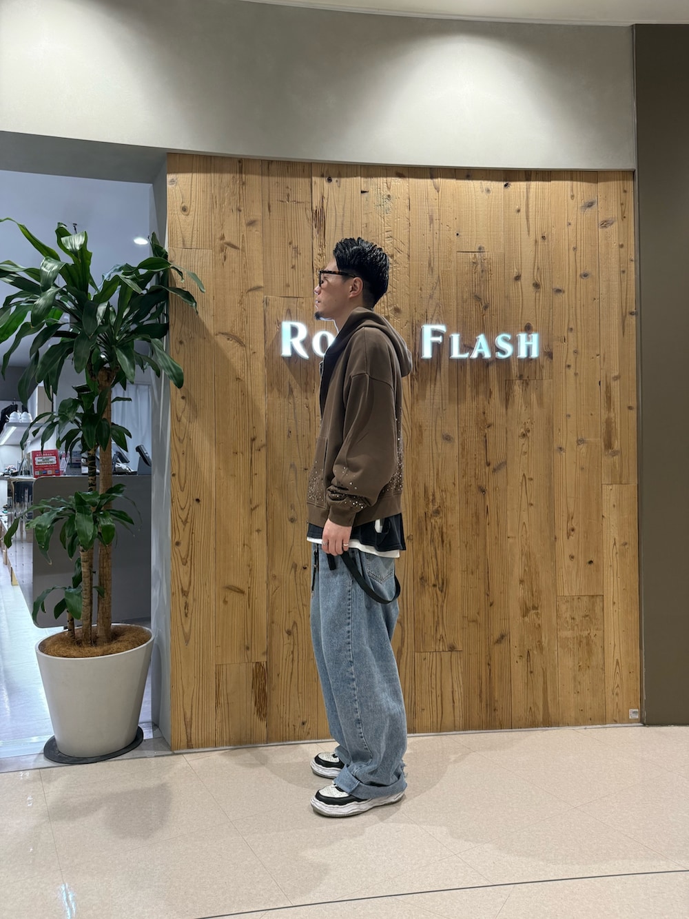 ブラウン系のパーカーを着用したメンズの冬コーディネートの3枚目の写真