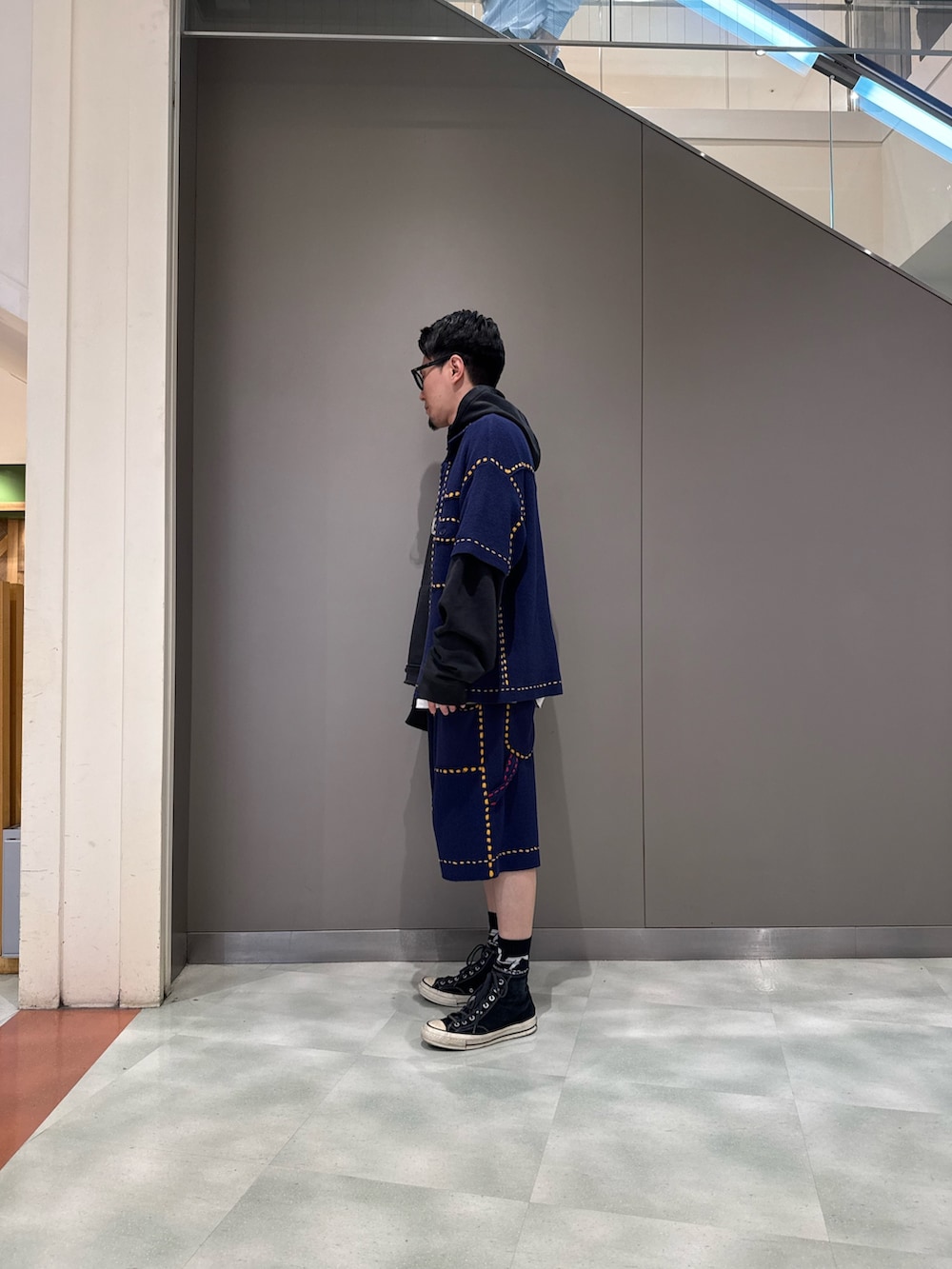 ブラック系のシャツ/ブラウス、ブルー系のその他パンツを着用したメンズの春コーディネートの3枚目の写真