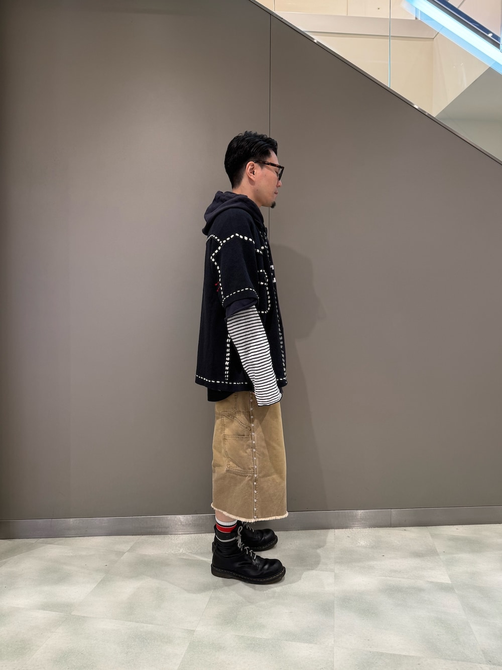 ベージュ系のその他パンツ、ブラック系のシャツ/ブラウスを着用したメンズの春コーディネートの4枚目の写真