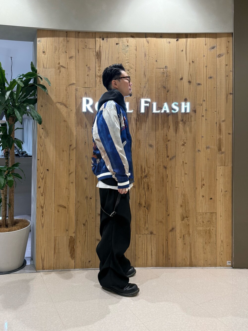 ブラック系のその他パンツを着用したメンズの冬コーディネートの4枚目の写真