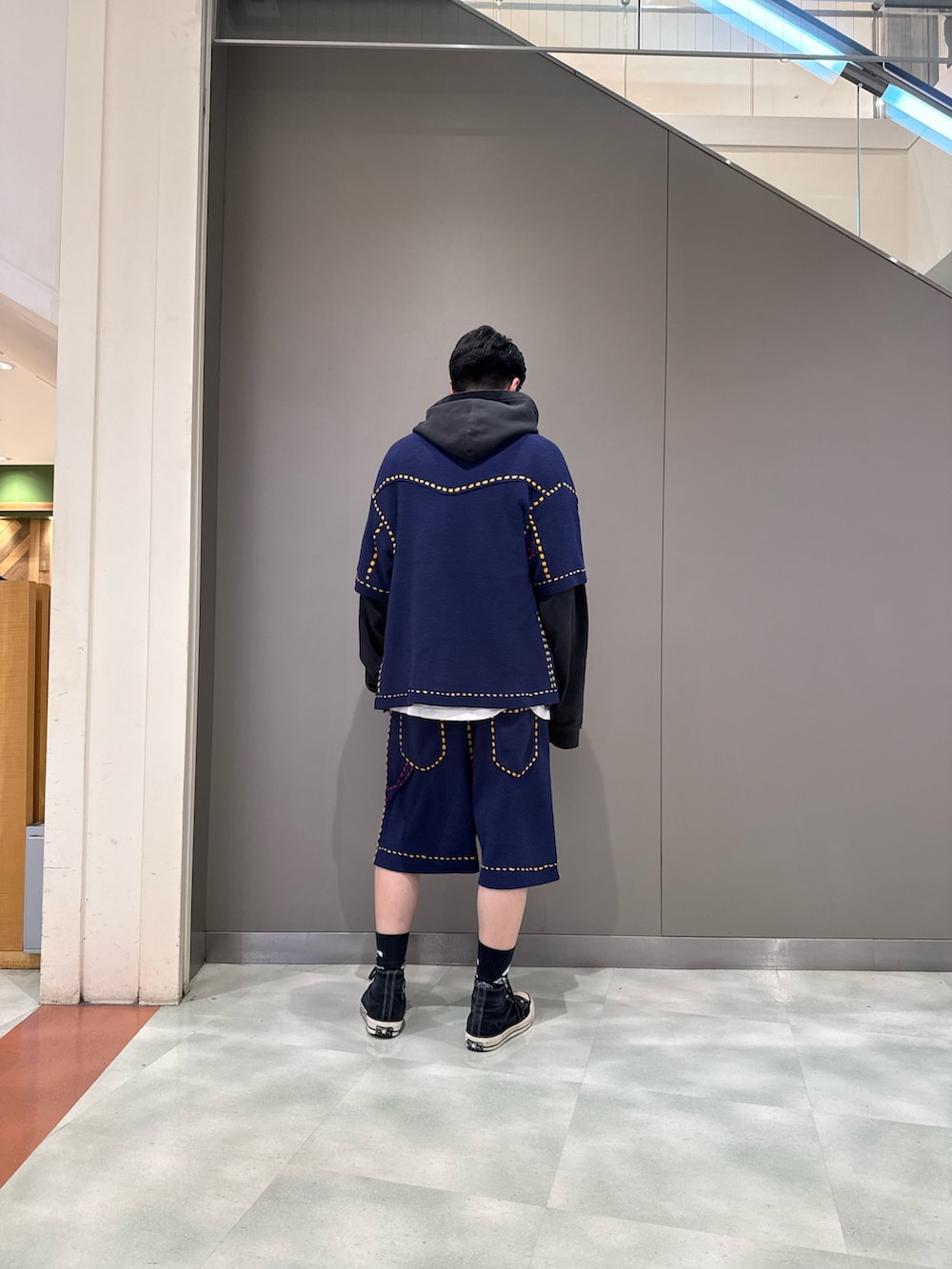 ブラック系のシャツ/ブラウス、ブルー系のその他パンツを着用したメンズの春コーディネートの2枚目の写真