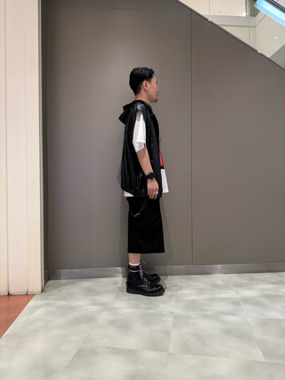 ブラック系のその他アウターを着用したメンズの夏コーディネートの4枚目の写真