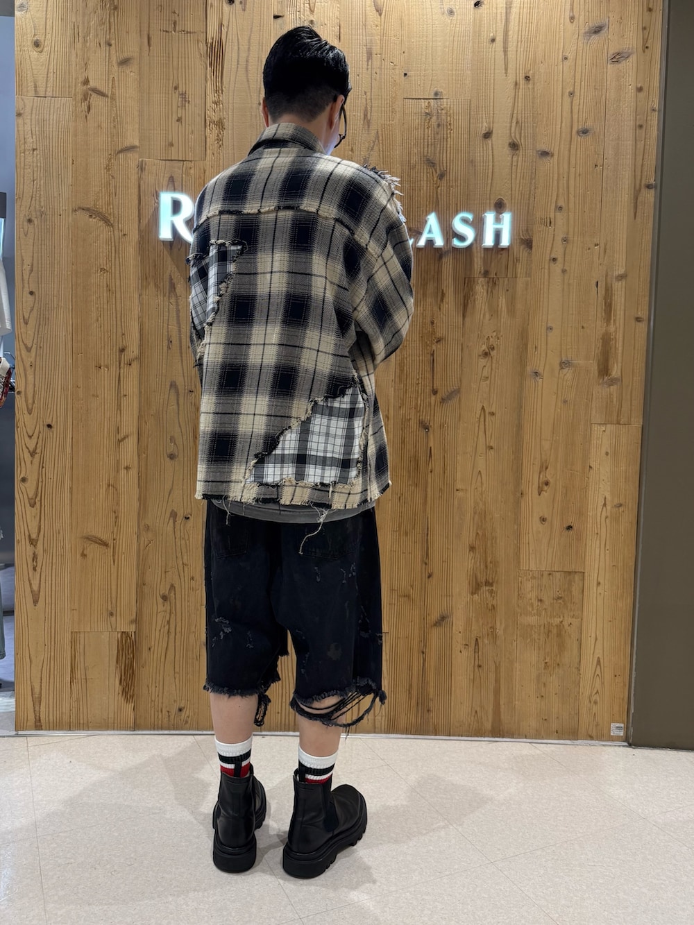 レッド系のシャツ/ブラウス、ブラック系のデニムパンツを着用したメンズの秋コーディネートの2枚目の写真