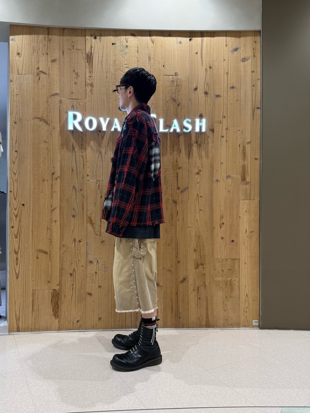ベージュ系のその他パンツ、レッド系のシャツ/ブラウスを着用したメンズの夏コーディネートの2枚目の写真
