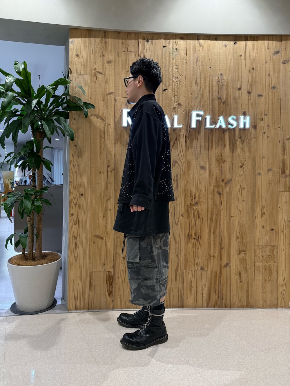 ブラック系のシャツ/ブラウス、その他のカーゴパンツを着用したメンズの春コーディネートの3枚目の写真