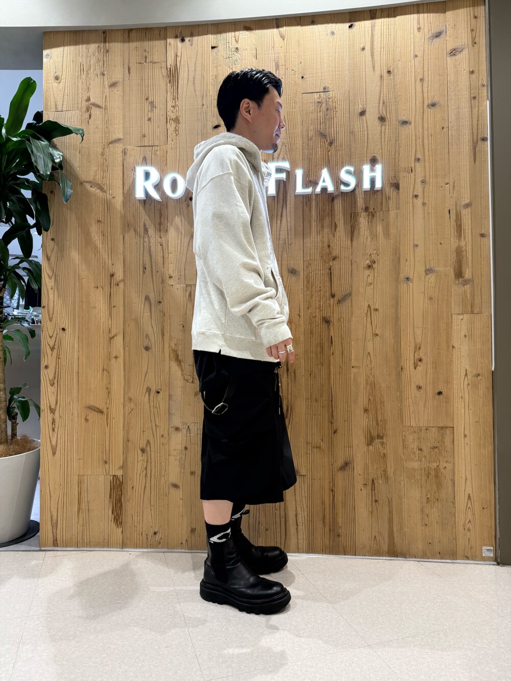 ブラック系のカーゴパンツを着用したメンズの秋コーディネートの4枚目の写真