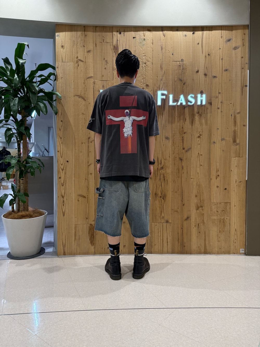 ブルー系のその他パンツを着用したメンズの夏コーディネートの4枚目の写真