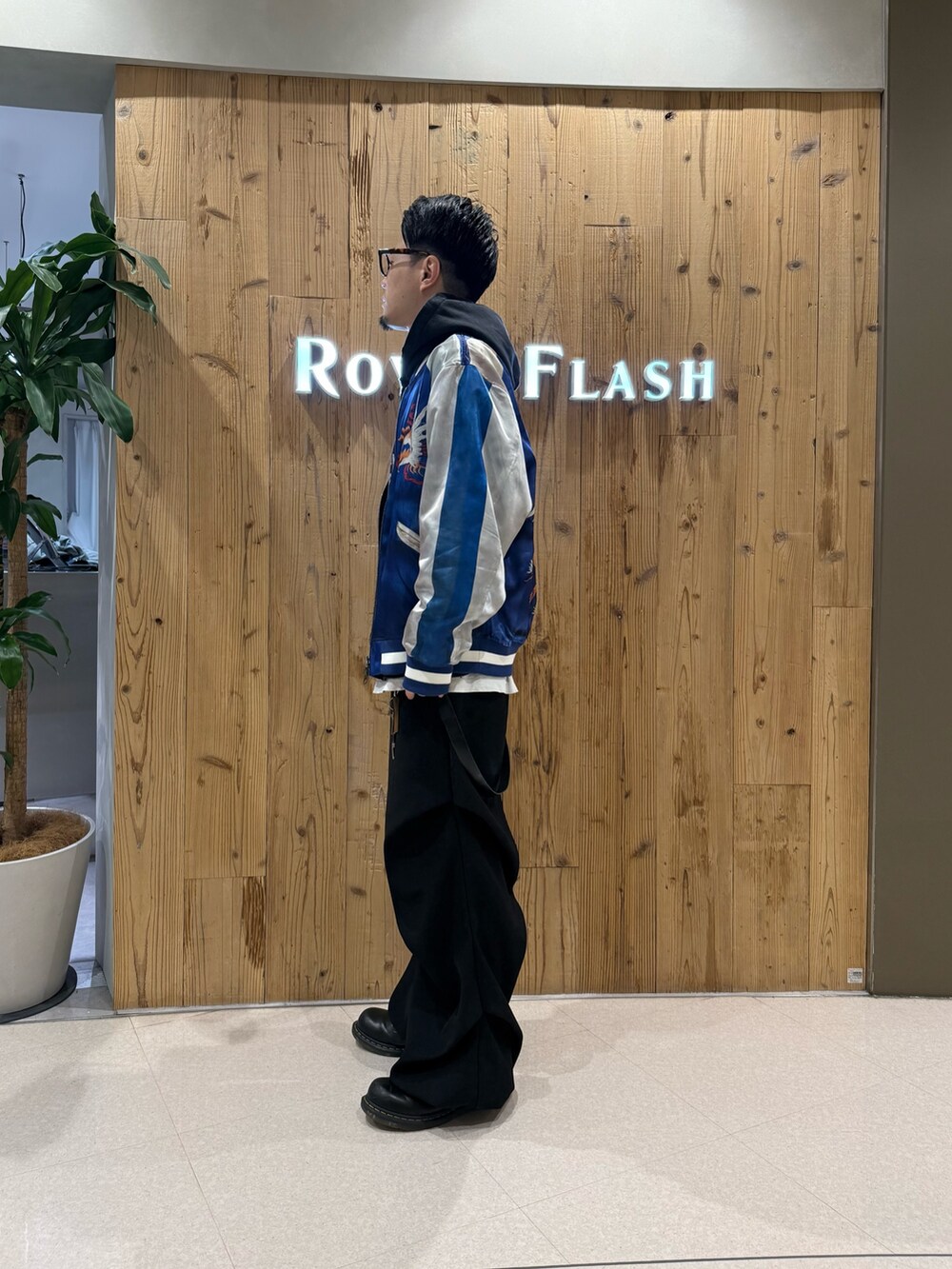 ブラック系のその他パンツを着用したメンズの冬コーディネートの3枚目の写真