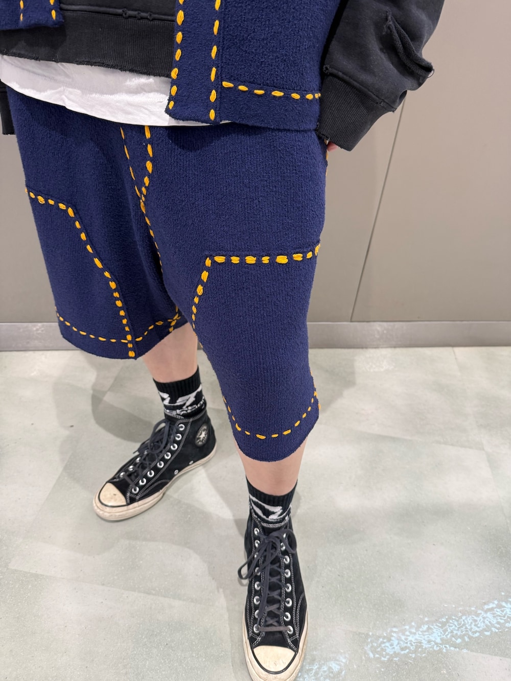 ブラック系のシャツ/ブラウス、ブルー系のその他パンツを着用したメンズの春コーディネートの5枚目の写真