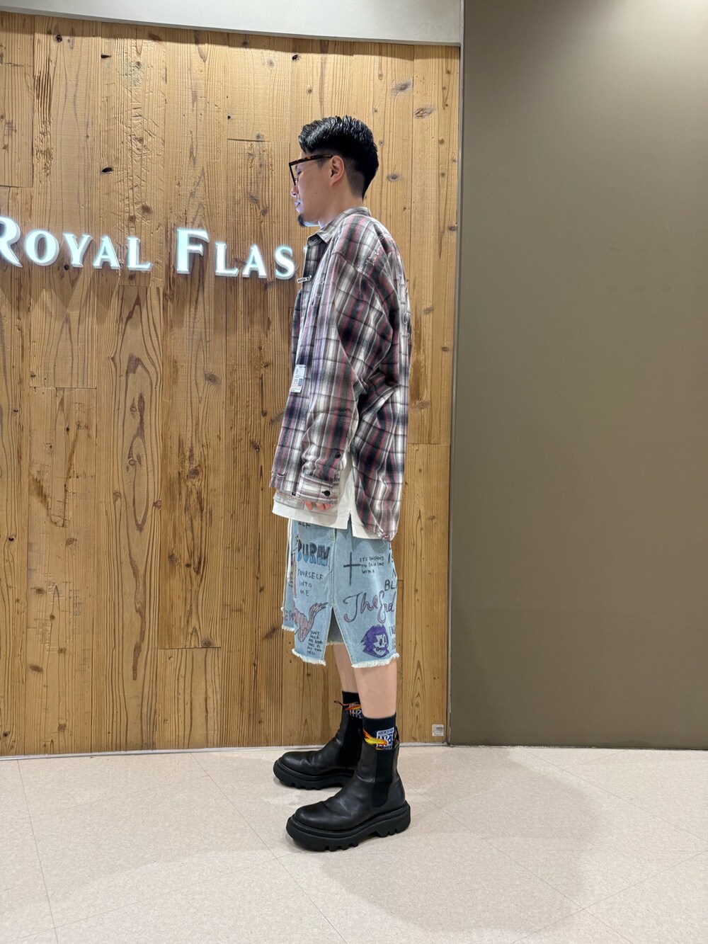 ブルー系のデニムパンツを着用したメンズの夏コーディネートの3枚目の写真