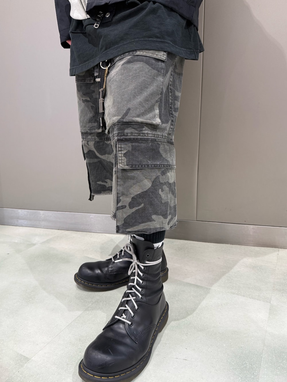 その他のカーゴパンツ、ブラック系のパーカー、ブラック系のナイロンジャケットを着用したメンズの春コーディネートの5枚目の写真