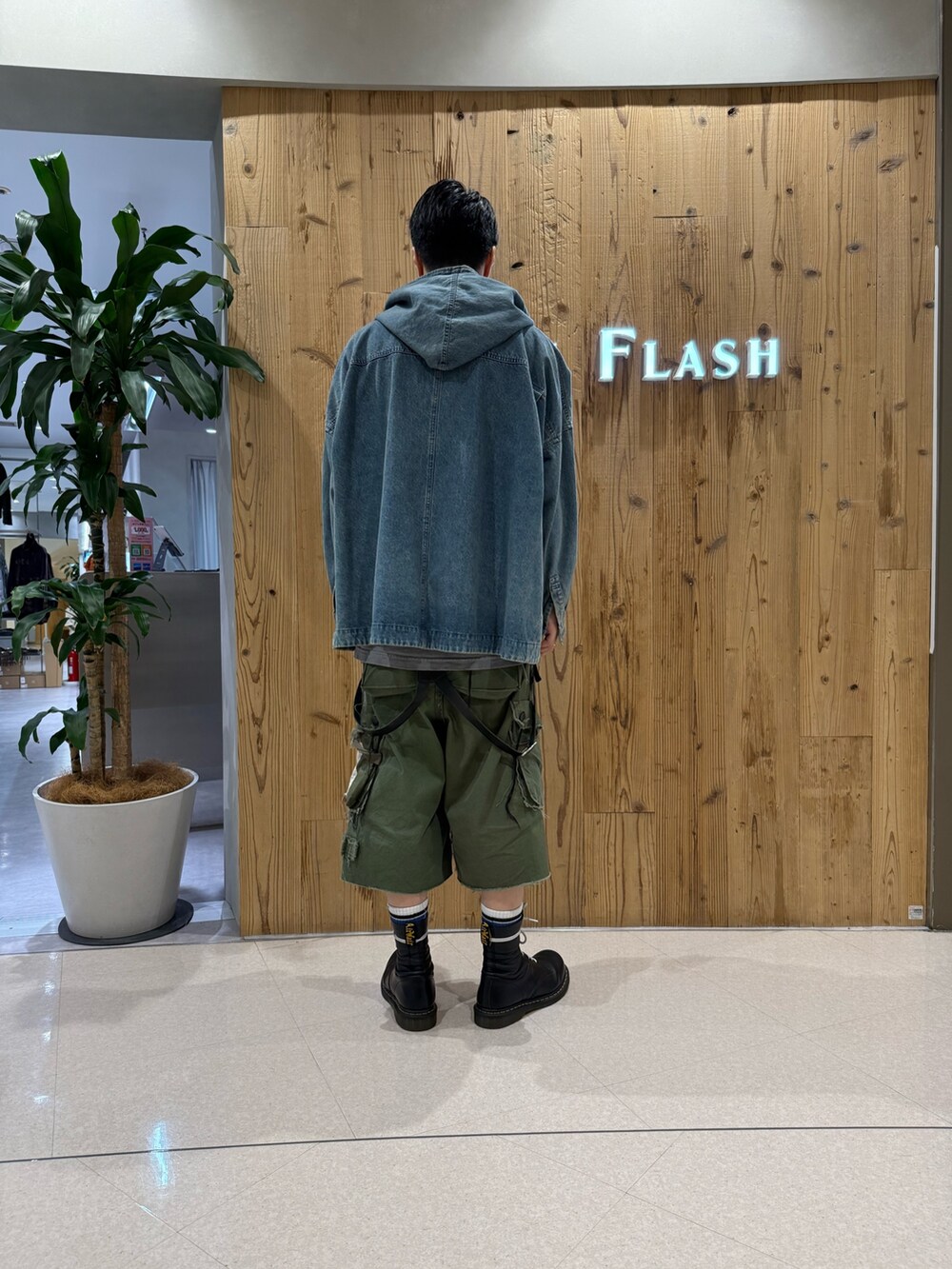 ブルー系のブルゾンを着用したメンズの夏コーディネートの4枚目の写真