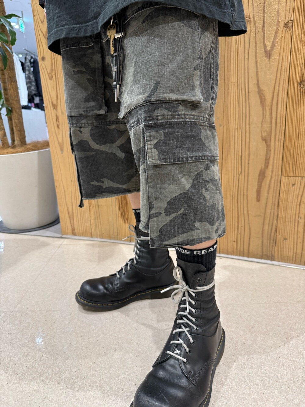 ブラック系のシャツ/ブラウス、その他のカーゴパンツを着用したメンズの春コーディネートの6枚目の写真