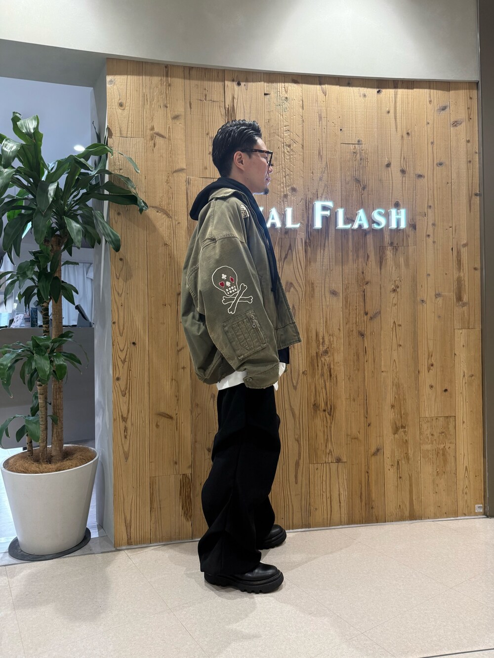 ブラック系のその他パンツ、ブラック系のパーカーを着用したメンズの春コーディネートの4枚目の写真