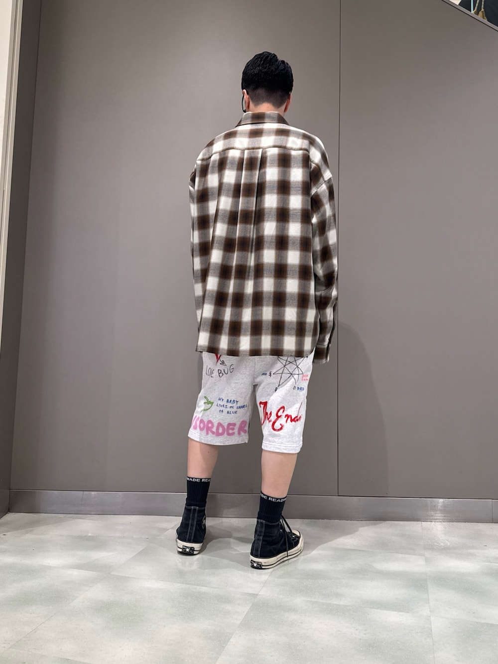 グレー系のスウェットパンツを着用したメンズの夏コーディネートの2枚目の写真
