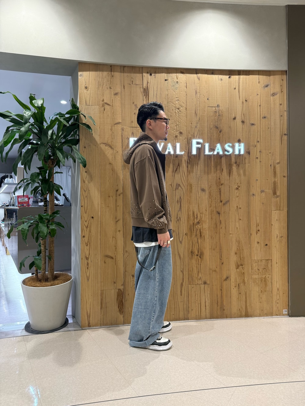 ブラウン系のパーカーを着用したメンズの冬コーディネートの4枚目の写真