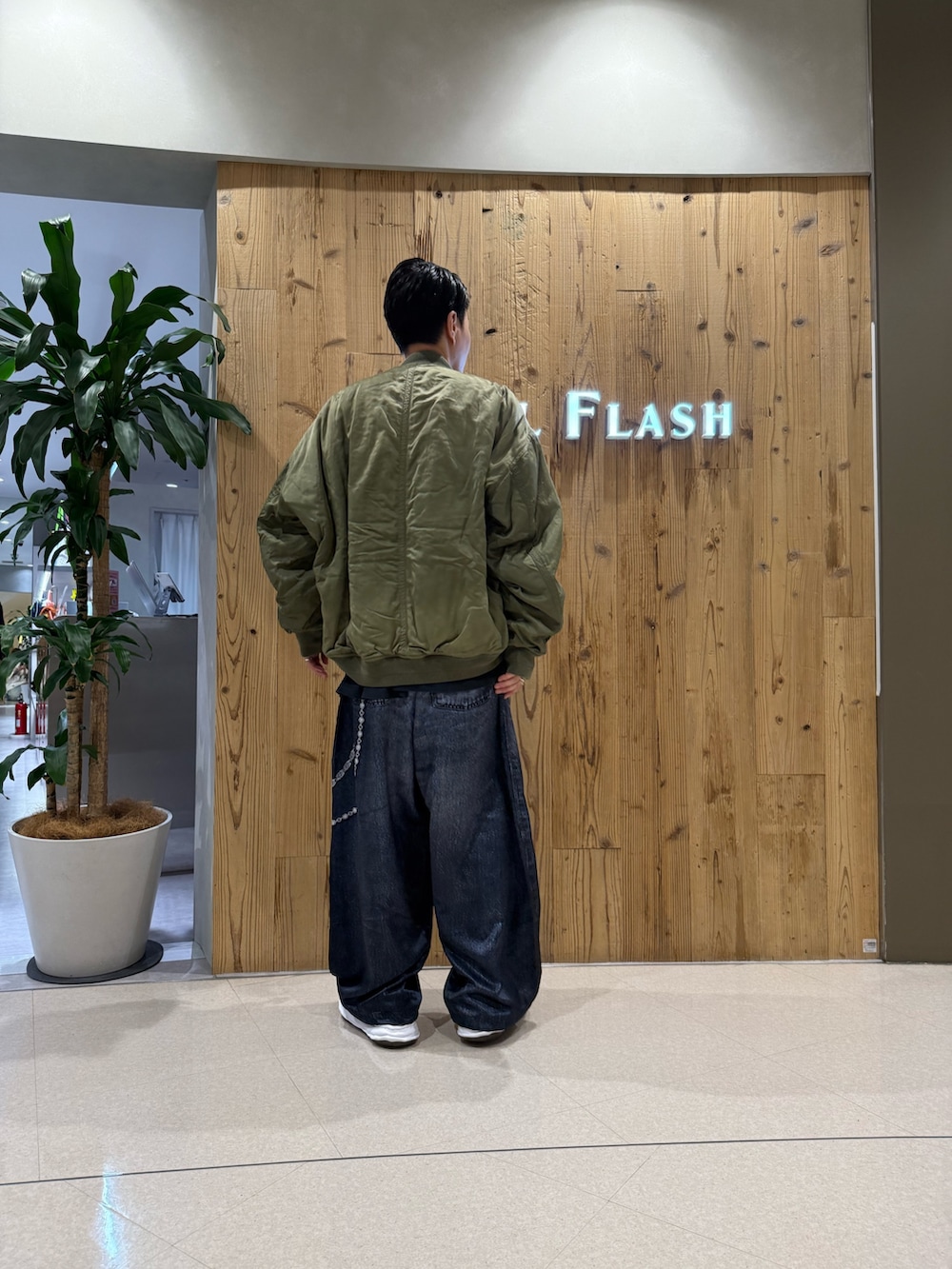 ブラック系のその他パンツを着用したメンズの夏コーディネートの2枚目の写真