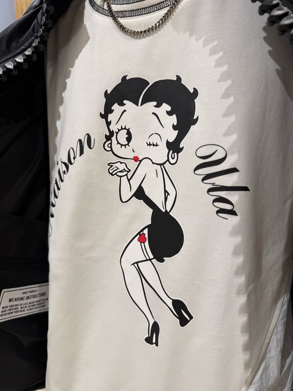 その他のカーゴパンツ、ホワイト系のTシャツ/カットソーを着用したメンズの夏コーディネートの5枚目の写真