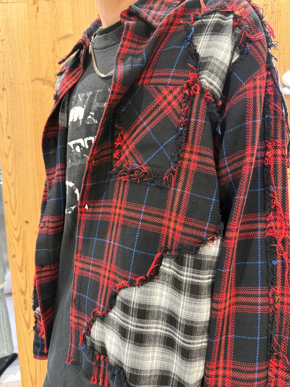 ベージュ系のその他パンツ、レッド系のシャツ/ブラウスを着用したメンズの夏コーディネートの5枚目の写真