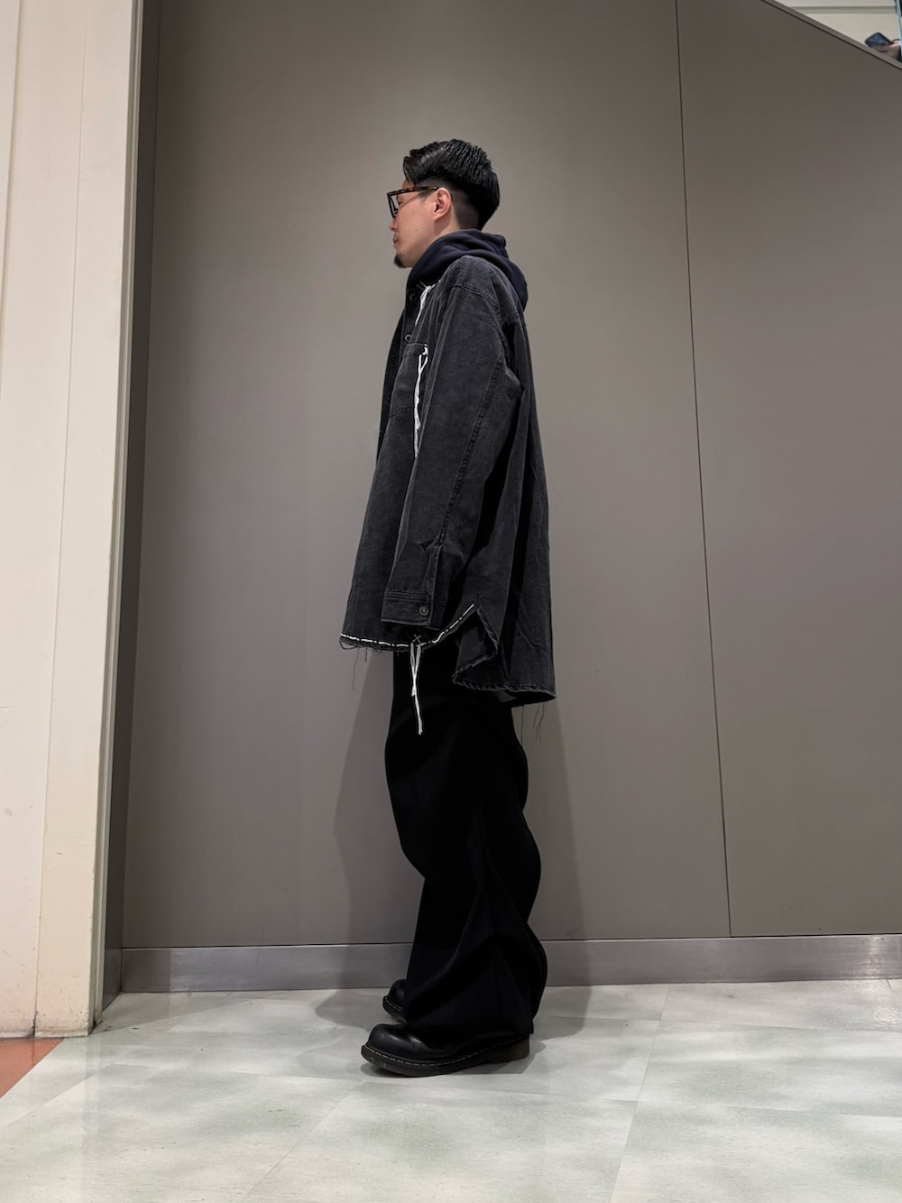 ブラック系のその他パンツ、ブラック系のシャツ/ブラウスを着用したメンズの冬コーディネートの2枚目の写真