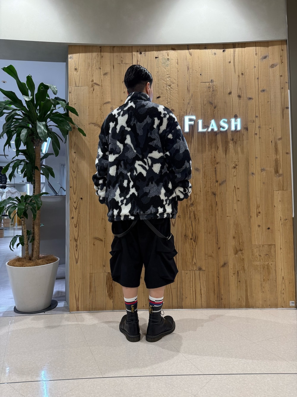 ブラック系のブルゾン、ブラック系のカーゴパンツを着用したメンズの秋コーディネートの2枚目の写真