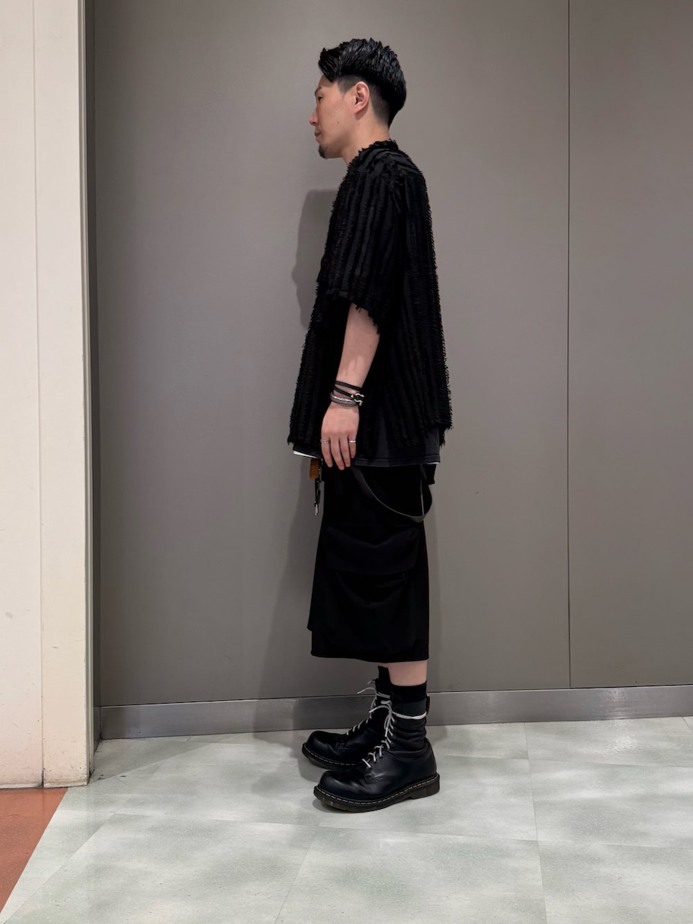 ブラック系のシャツ/ブラウスを着用したメンズの夏コーディネートの3枚目の写真