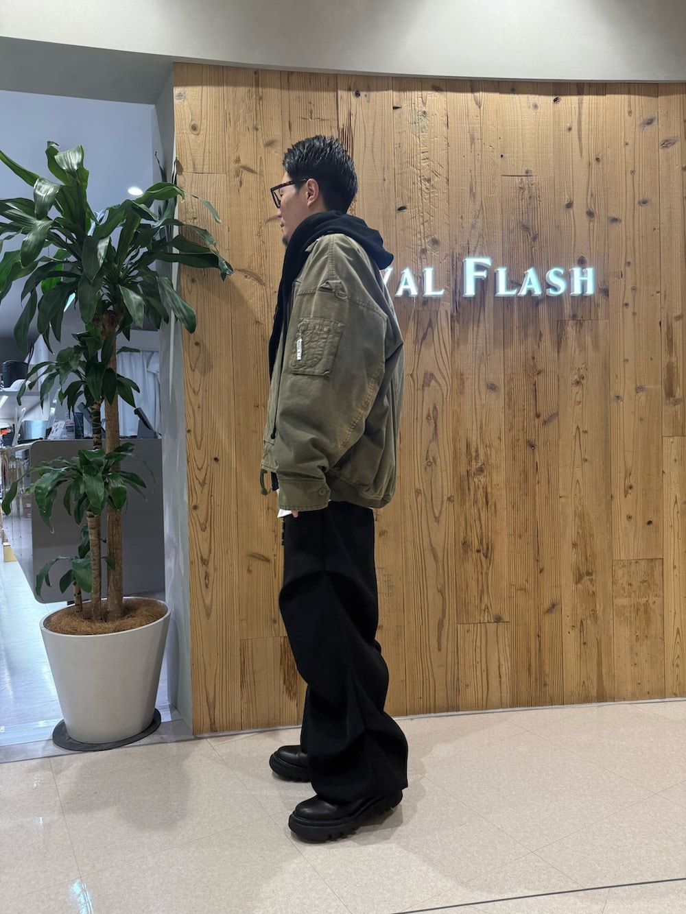 ブラック系のその他パンツ、ブラック系のパーカーを着用したメンズの春コーディネートの3枚目の写真