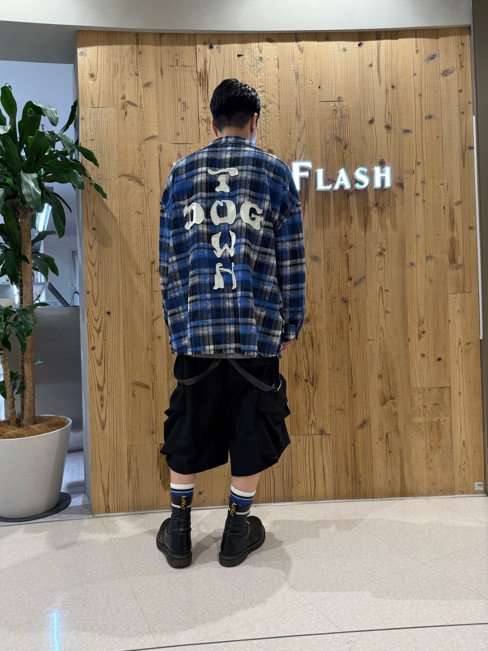 ブルー系のシャツ/ブラウス、ブラック系のカーゴパンツを着用したメンズの秋コーディネートの2枚目の写真