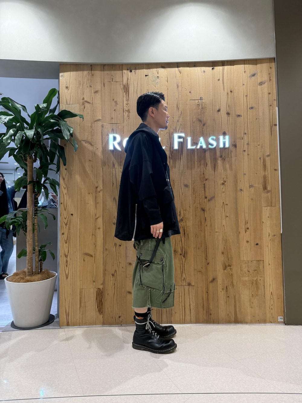 ブラック系のブルゾンを着用したメンズの夏コーディネートの4枚目の写真