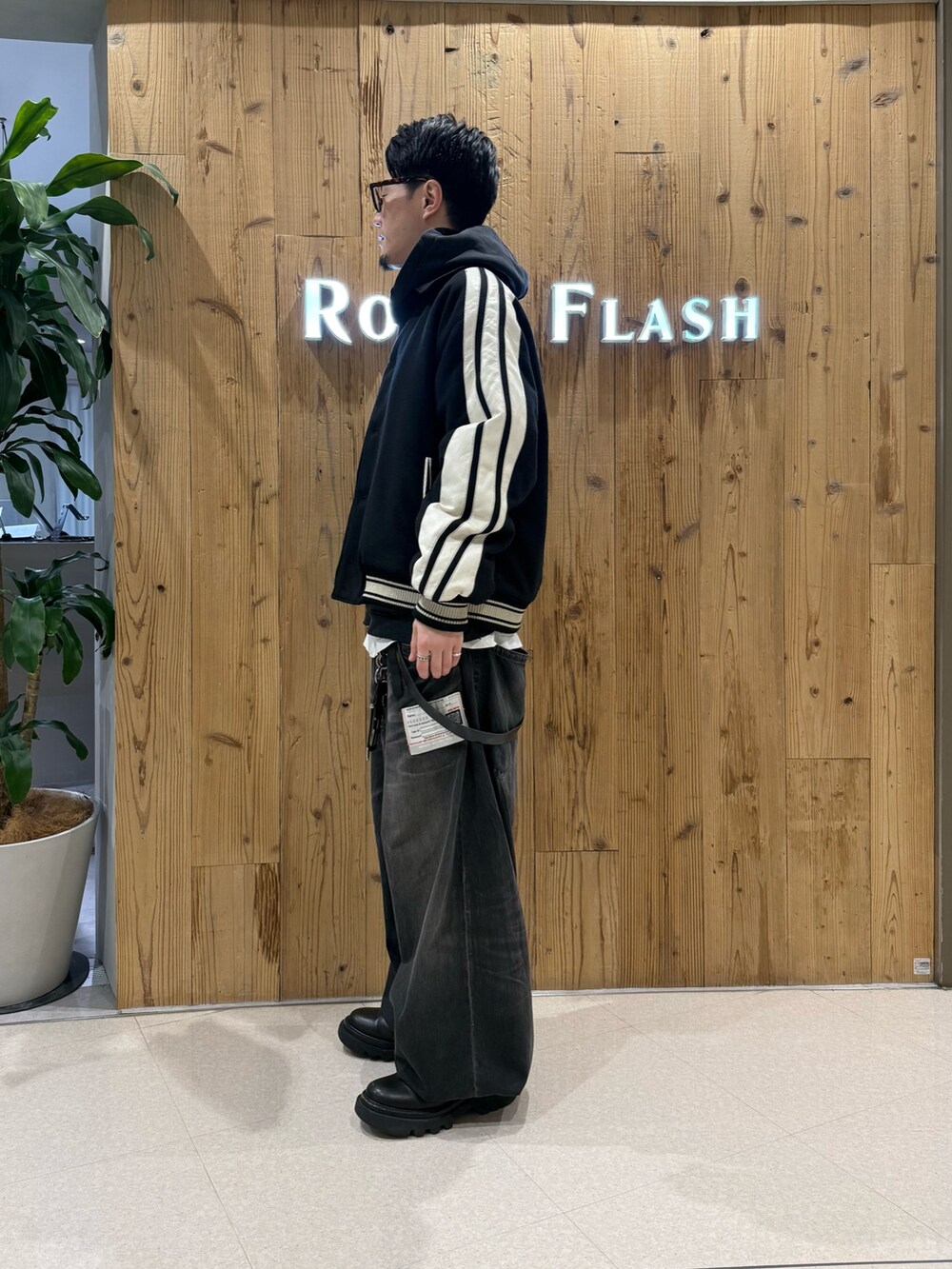 ブラック系のブルゾンを着用したメンズの冬コーディネートの2枚目の写真