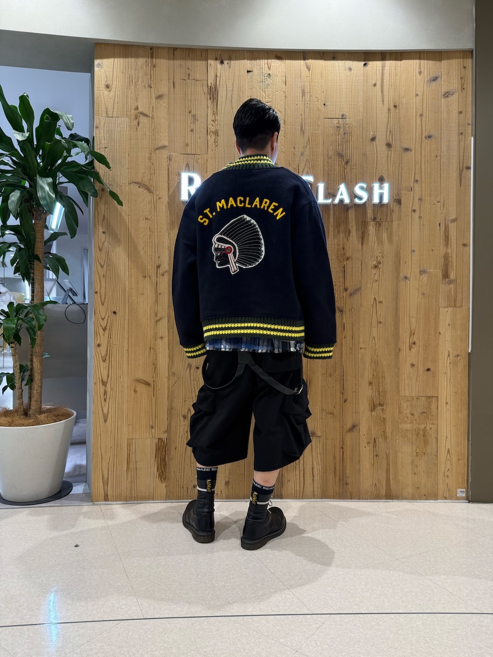 ブルー系のシャツ/ブラウス、ブラック系のカーゴパンツを着用したメンズの秋コーディネートの2枚目の写真