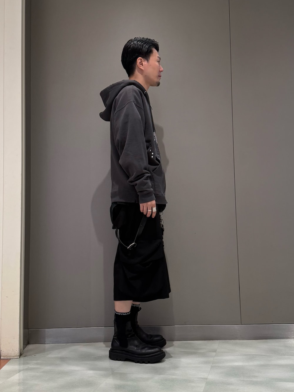 ブラック系のカーゴパンツ、ブラック系のパーカーを着用したメンズの秋コーディネートの4枚目の写真