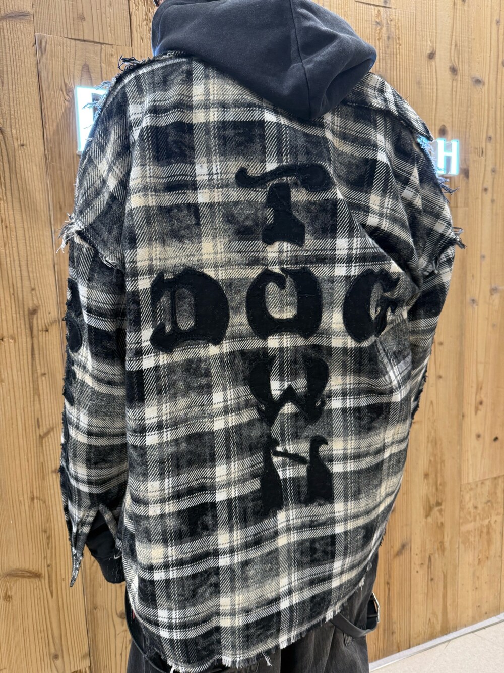 ブラック系のシャツ/ブラウスを着用したメンズの冬コーディネートの5枚目の写真