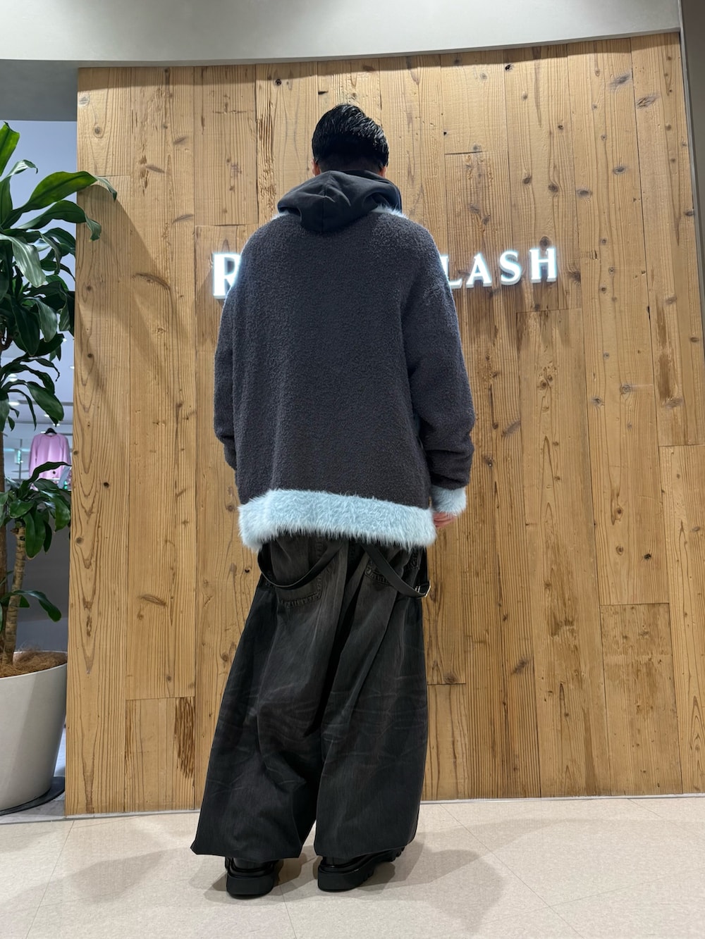 グレー系のカーディガン/ボレロを着用したメンズの冬コーディネートの2枚目の写真