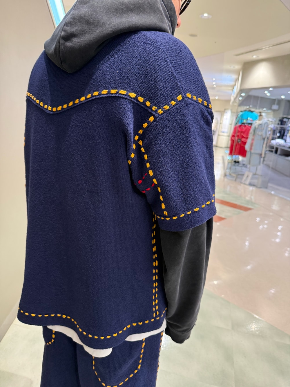 ブラック系のシャツ/ブラウス、ブルー系のその他パンツを着用したメンズの春コーディネートの6枚目の写真