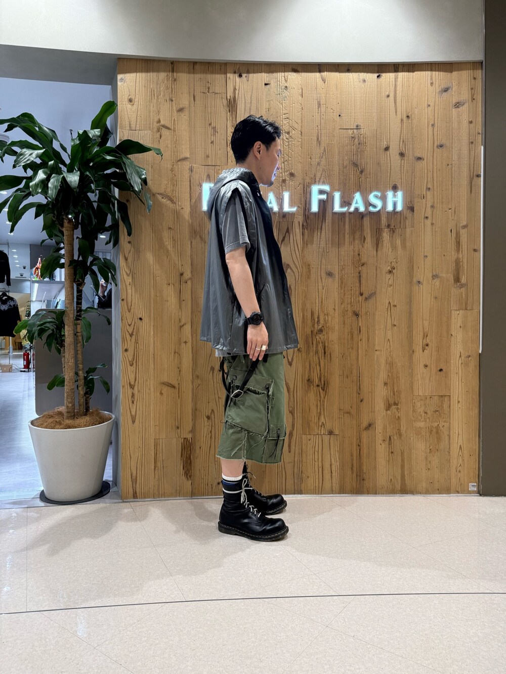 グレー系のその他アウターを着用したメンズの秋コーディネートの4枚目の写真