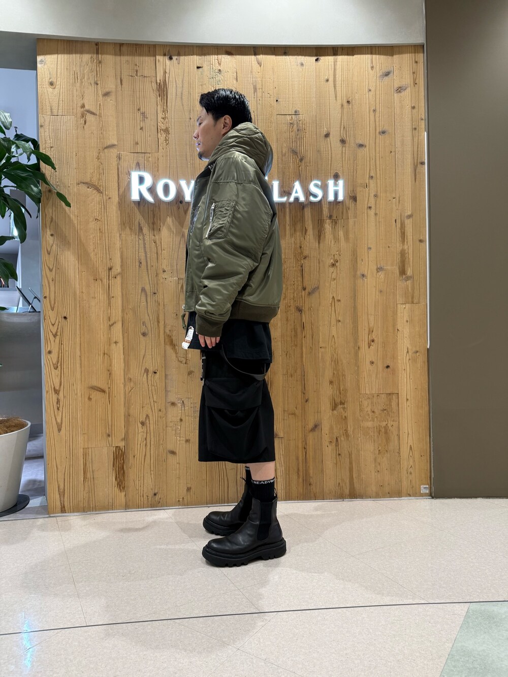 ブラック系のカーゴパンツを着用したメンズの秋コーディネートの4枚目の写真