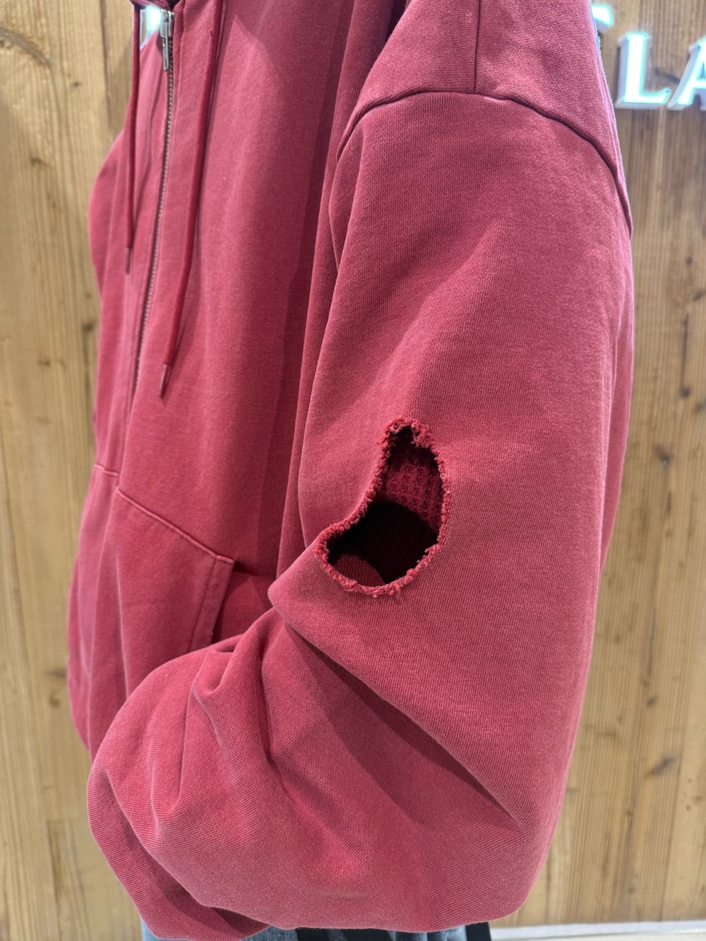 レッド系のパーカーを着用したメンズの冬コーディネートの5枚目の写真