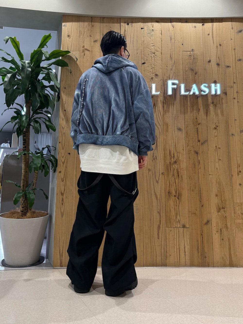 グレー系のパーカー、ブラック系のその他パンツを着用したメンズの冬コーディネートの2枚目の写真