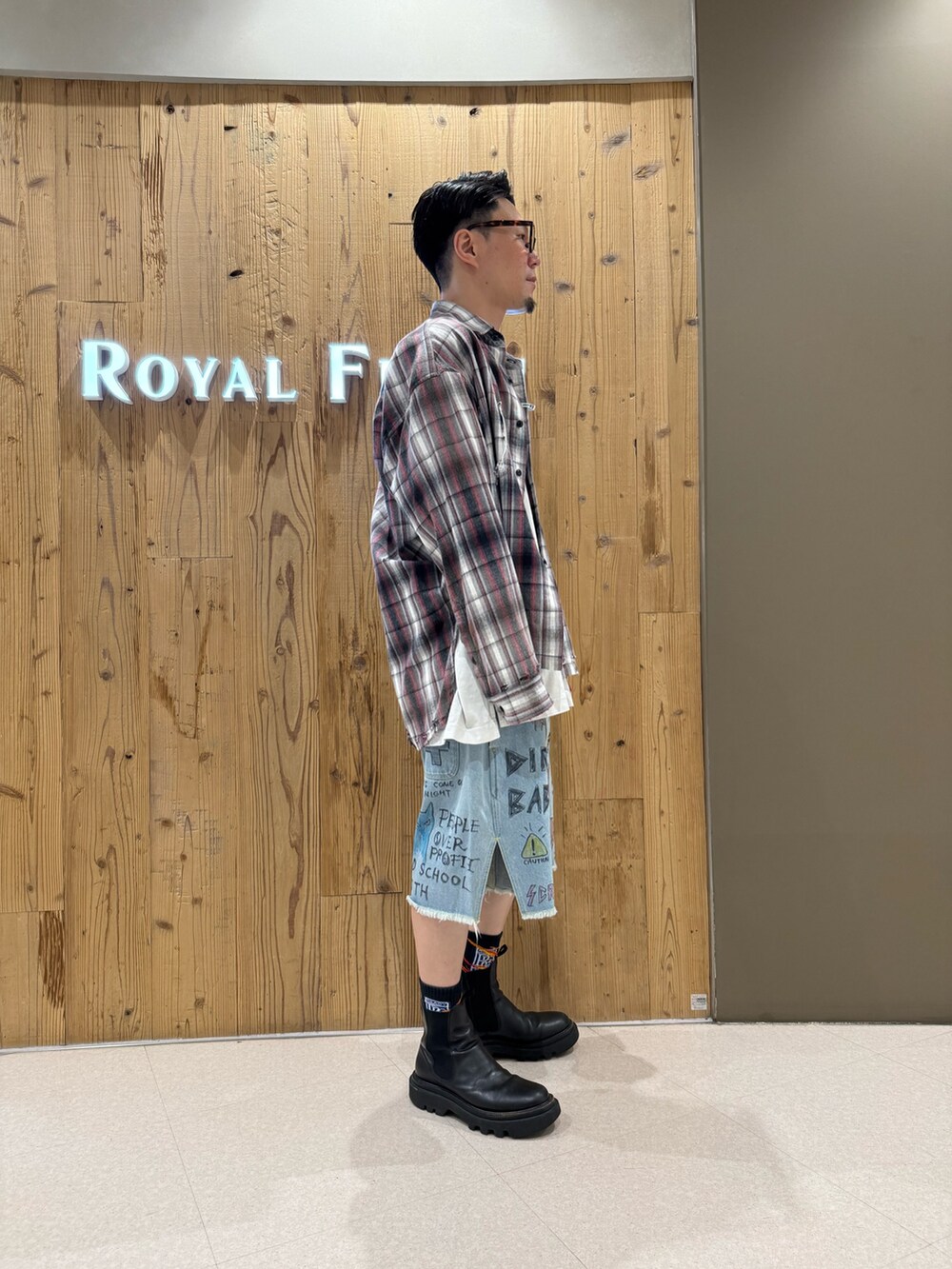 ブルー系のデニムパンツを着用したメンズの夏コーディネートの4枚目の写真