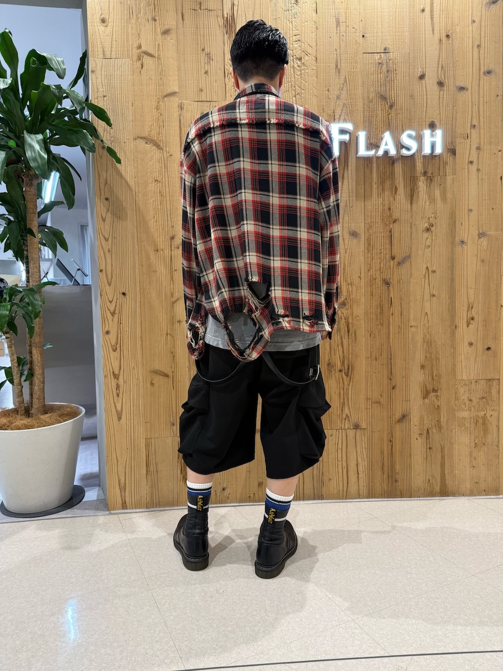 レッド系のシャツ/ブラウス、ブラック系のカーゴパンツを着用したメンズの秋コーディネートの2枚目の写真