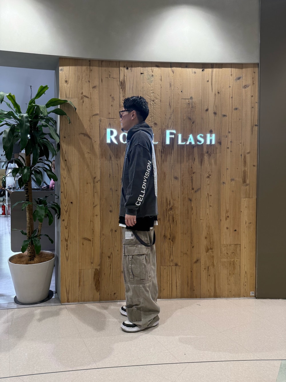 ブラック系のパーカーを着用したメンズの冬コーディネートの3枚目の写真